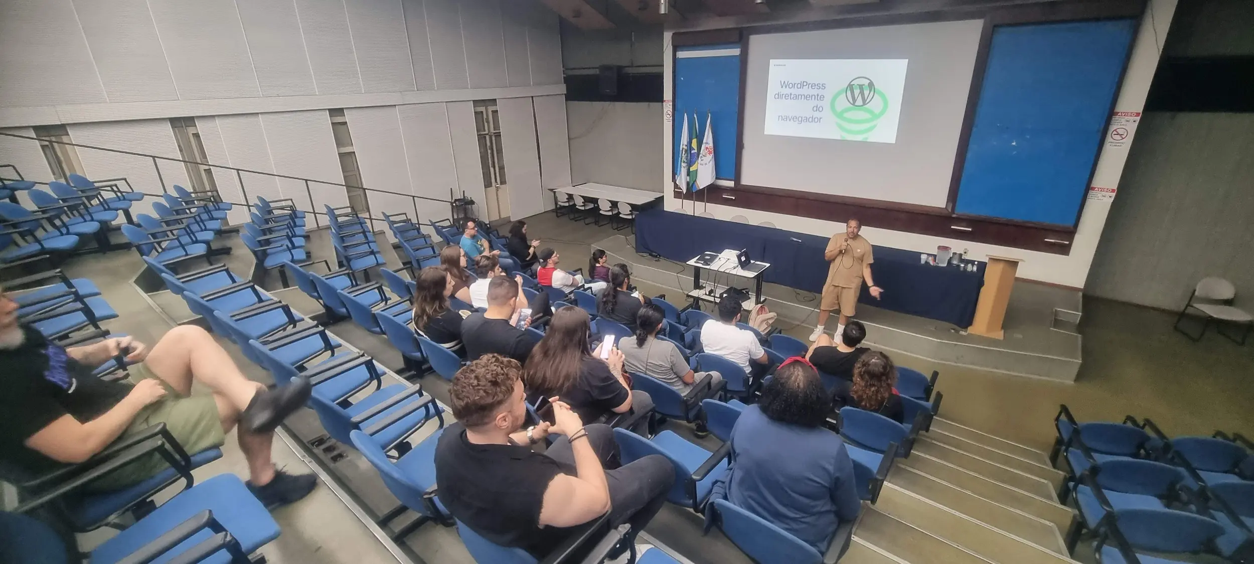 Apresentação do Fellyph Cintra no WordCamp Brasil